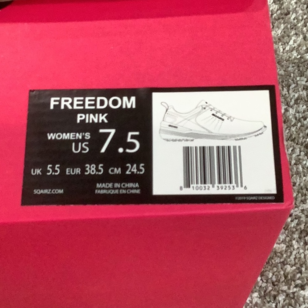 New in box Sqairz Women’s Golf Shoes Breast Cancer